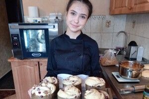 Школярки з Луцька спекли пів сотні великодніх пасок для військових