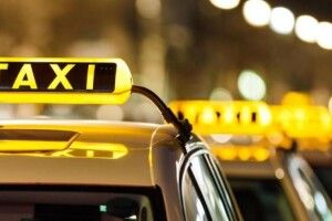 Стояв навколішки на снігу весь у крові: таксист пригостив пасажара кавою із клофеліном і викинув (Відео)