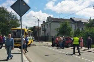 У результаті зіткнення автобуса з легковиком постраждало 8 людей