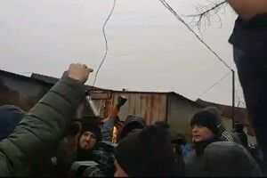 Муніципали приїхали демонтувати Старий ринок, підприємці виконують «Ще не вмерла України»