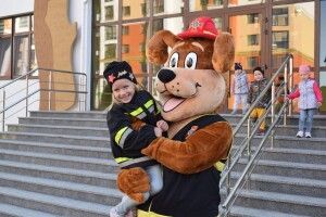 У Рівному на територію дитячого садочка пробрався боєць ДСНС із хвостом (фото)
