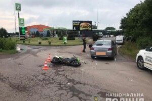 У Білій Криниці на Рівненщині мотоцикліст не захотів пропускати автівку: рука в гіпсі, голова розбита, живіт травмований...