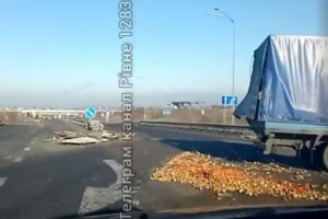 Дорога вкрита цибулею: у Рівному в аварію потрапила вантажівка (Відео)