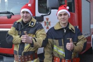 У переддень католицького Різдва ДСНС України закликала українців радіти і пильнувати (фото)