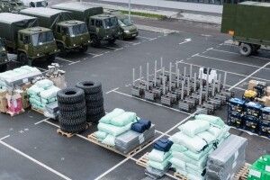 Порошенко везе на східний фронт велику партію вантажівок, генератори і зимове спорядження для бійців