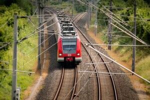 У вагоні поїзда пасажир забув валізу із 19-тисячами доларів