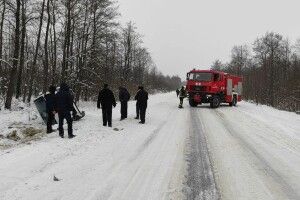 Як на Волині буса з кювету тягли пожежний автомобіль та купа чоловіків (Відео)
