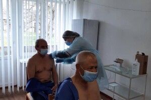 Старенькі з Луцького геріатричного пансіонату першими на Волині отримали щеплення вакциною Pfizer (Фото)