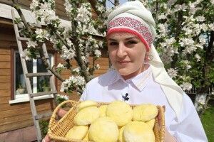 Волинська господиня популяризує місцеву давню страву із домашнього сиру — мандрички