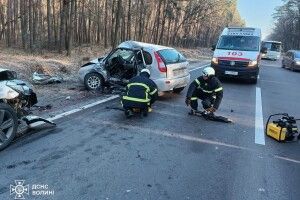 У Луцькому районі водія з автівки діставали рятувальники