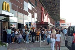 Чергу у луцький «МакДональдз» зайняли вже понад двісті відвідувачів (Фото)