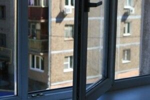 Посварився з дівчиною: що кажуть сусіди про лучанина, який випав з вікна 9-го поверху (Відео)