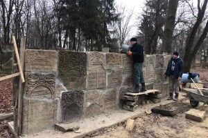 В Острозі споруджують Стіну пам’яті