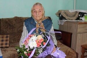 У 106 років ходить до церкви, куди несе власноруч вирощені квіти