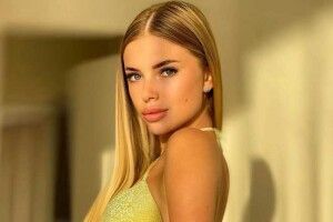Українська ведуча в бікіні похвалилася розкішною фігурою (Фото 18+)