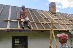 На Волині перекривають дах двохсотлітньої хати за старовинною технологією (Фото) 
