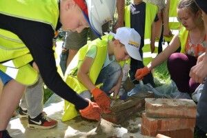 У Ковелі дітей посадили за кермо поліцейської автівки та дозволили мурувати в центрі міста