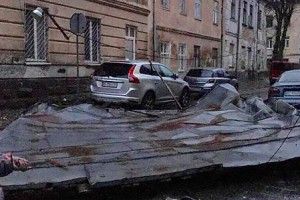 У Львові вітер зірвав дах з багатоповерхівки