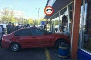 У Києві водійку червоної BMW на євробляхах «підвели підбори»: протаранила чотири автівки й заїхала в магазин