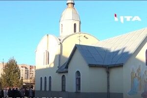 Cвященник переписав церкву на дочку і тепер не пускає туди людей (Відео)