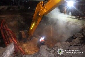 За життя 16-річної дівчини, яка у Києві впала в яму з окропом, борються в Німеччині