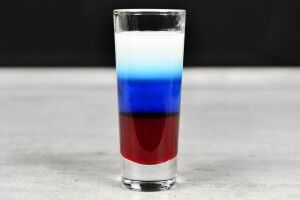 «Росія - не окупант»: п'яні виродки махали російським прапором на Майдані Незалежності (Відео)