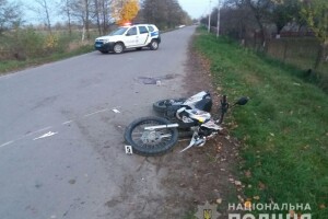 23-річний мотоцикліст виїхав на зустрічну смугу та влетів у бус: двоє людей у лікарні (Фото)