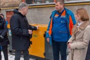 Порошенки передали ще один потужний генератор комунальникам столиці для безперебійного теплопостачання