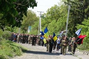 Волинь у скорботі: сотні людей прийшли, щоб попрощатися з військовим Нацгвардії (Фото)