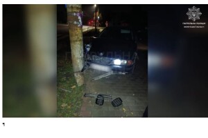 На Волині нетверезий водій утікав від патрульних і врізався у стовп (Відео)
