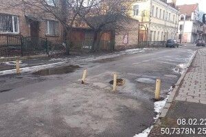 Луцькі муніципали показали, які  обмежувачі руху демонтують (Фото)