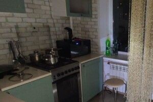 4-річна дівчинка випала з вікна і загинула, поки мама забирала з садочка старшу дитину