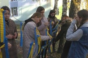 У Луцьку в пам'ять про загиблих воїнів діти створили патріотичну інсталяцію