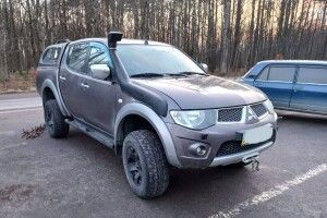 На блокпосту на Рівненщині зупинили повне бурштину авто (Фото)