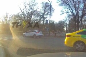 Авто на великій швидкості знесло дитину на пішохідному переході (Відео моменту)