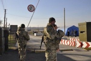 На пунктах пропуску на Донбасі зібралось більше 200 авто