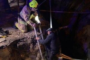У Рівному чоловік посеред вулиці впав у величезну яму (Фото)