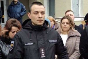 Просять підтримати поліцейського, який вкотре у суді відстоюватиме свою правоту в у справі з нетверезим прокурором