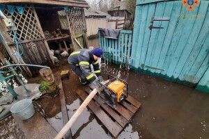 Перед Великоднем у Ківерцях відкачували воду з обійстя
