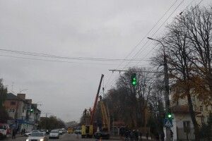 У Луцьку бетонний стовп впав на електролінії (Фото)