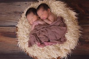 Китаянка народила двійню: одного сина від законного чоловіка, другого – від коханця...