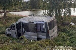 «Opel Vivaro» зіткнувся з «Audi» і злетів у кювет (Фото)