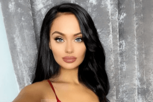 Стюардеса залишила роботу та хлопця, щоб заробляти на голих фото