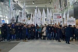 Працівники Рівненського льонокомбінату протестують біля аеропорту Львова