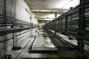 У Польщі ліфт із двома українцями зірвався зі 40-метрової висоти