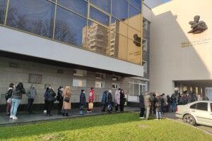 Біля Волинського драмтеатру – черга на щеплення від коронавірусу 