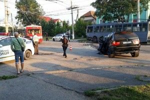 Джип врізався об припаркований тролейбус