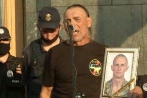Батько загиблого воїна прокляв Зеленського (Відео)