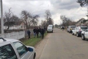 Дитиною займаються медики: зниклого 8-річного хлопчика у болоті знайшов собака (Фото)