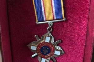 Зеленський вручив волинянину високу державну відзнаку (Фото)